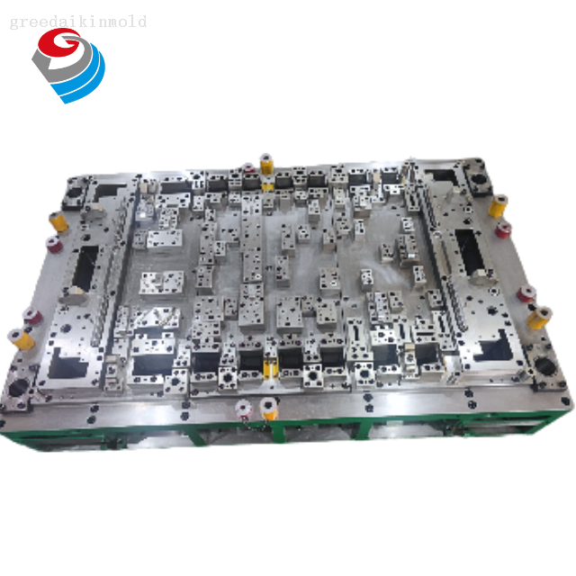 Die d'estampage du panneau inférieur AC